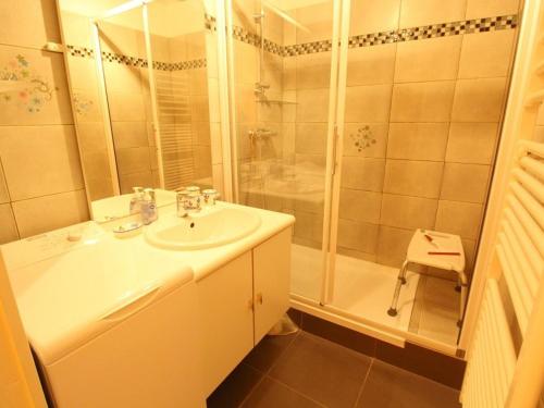 een badkamer met een wastafel en een douche bij Appartement Bagnères-de-Luchon, 2 pièces, 4 personnes - FR-1-313-195 in Luchon