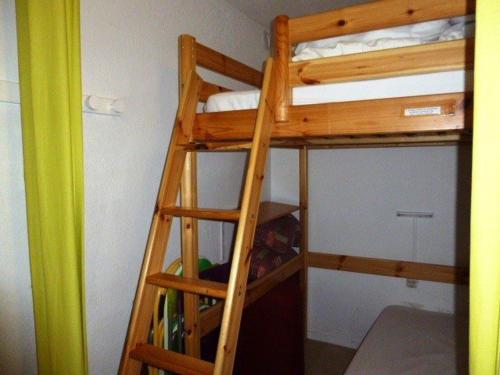 a bunk bed with a ladder in a room at Studio familial 6 pers. accès pistes, balcon, parking gratuit, casier à skis - FR-1-602-24 in Arette