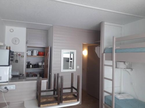 Cette petite chambre comprend des lits superposés et une cuisine. dans l'établissement Studio confortable avec balcon et casier à skis, 4/6 personnes, au pied des pistes - FR-1-602-40, à Arette