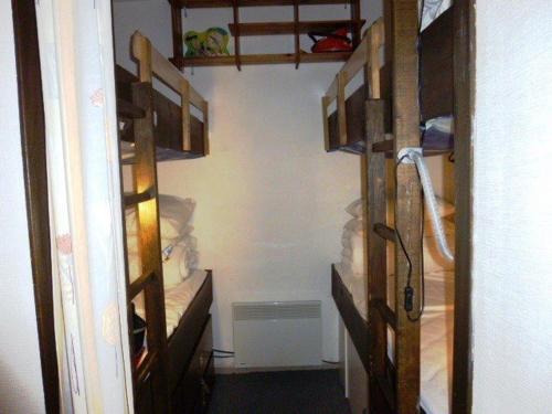 une chambre avec deux lits superposés et un placard dans l'établissement Studio 6 pers avec accès direct pistes, balcon et parking gratuit - FR-1-602-22, à Arette