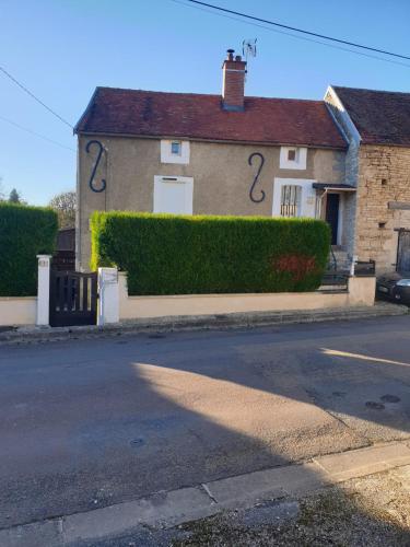 una casa con números pintados a un lado. en gite rural de l ource 