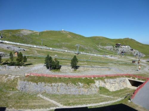 Un modèle d'une colline avec une clôture sur celle-ci dans l'établissement Studio 4 pers, proche pistes avec balcon et parking - FR-1-602-42, à Arette