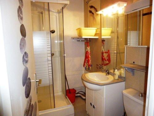 une salle de bain avec une douche, des toilettes et un lavabo dans l'établissement Studio 6 pers avec accès direct pistes, balcon et parking gratuit - FR-1-602-22, à Arette