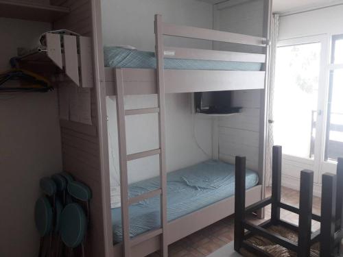 a bunk bed in a room with a bunk bedutenewayewayangering at Studio confortable avec balcon et casier à skis, 4/6 personnes, au pied des pistes - FR-1-602-40 in Arette