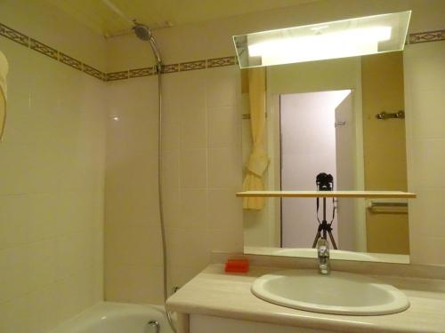 une salle de bain avec un lavabo, un miroir et une baignoire dans l'établissement Studio pour 4 pers. à proximité des pistes avec balcon et parking - FR-1-602-55, à Arette
