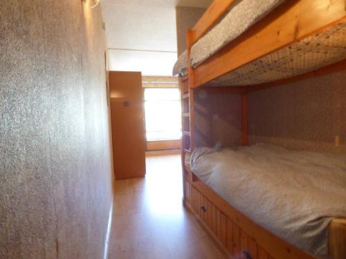 una camera da letto con due letti a castello e una finestra di Studio confortable pour 4 pers, accès direct galerie et pistes, ascenseur - FR-1-602-75 ad Arette