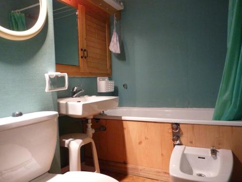 La salle de bains est pourvue d'un lavabo, de toilettes et d'une baignoire. dans l'établissement Studio Arette, 1 pièce, 4 personnes - FR-1-602-75, à Arette