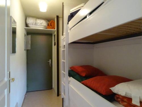 une petite pièce avec deux lits superposés dans l'établissement Studio pour 4 pers. à proximité des pistes avec balcon et parking - FR-1-602-55, à Arette