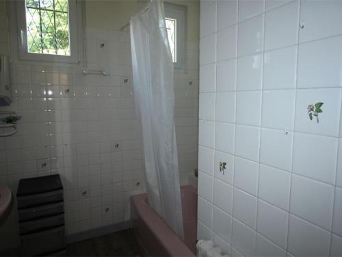 W łazience znajduje się różowa wanna i zasłona prysznicową. w obiekcie Appartement Bagnères-de-Luchon, 3 pièces, 6 personnes - FR-1-313-177 w mieście Luchon