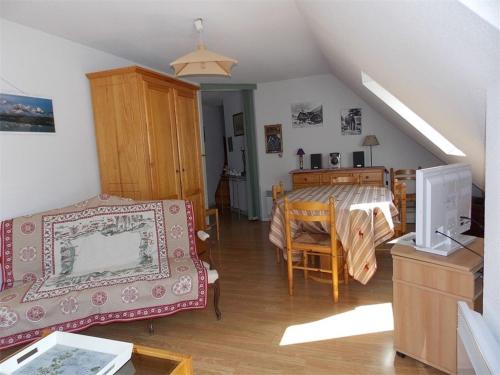 un salon avec un lit et une salle à manger dans l'établissement Luchon - Duplex 6 pers, Balcon Sud, Parking, Animaux admis - FR-1-313-161, à Luchon