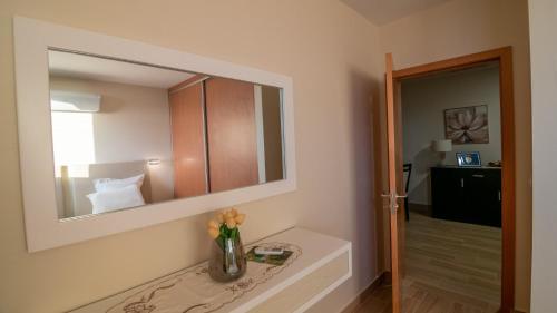 Μια τηλεόραση ή/και κέντρο ψυχαγωγίας στο Madeira Inn Refugio do Sol
