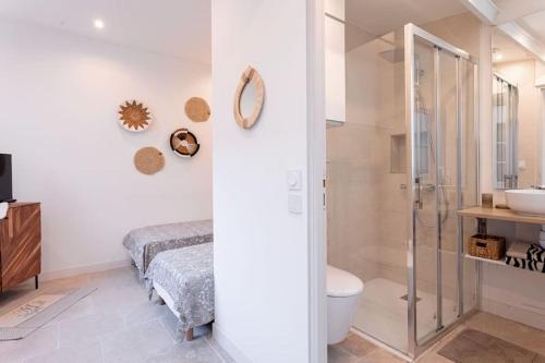 une salle de bain avec une douche, des toilettes et un lavabo dans l'établissement Luxury Apt With Large Terrace On Famous Rue D'antibes! - Pasteur Apt by Halldis, à Cannes