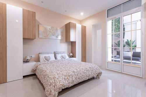 une chambre avec un lit et une grande fenêtre dans l'établissement Luxury Apt With Large Terrace On Famous Rue D'antibes! - Pasteur Apt by Halldis, à Cannes