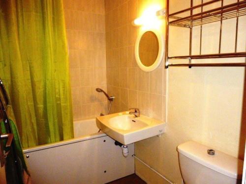 une salle de bain avec un lavabo, des toilettes et une douche dans l'établissement Studio pour 6 à Arette avec accès pistes, balcon, casier à skis et parkings gratuits - FR-1-602-20, à Arette
