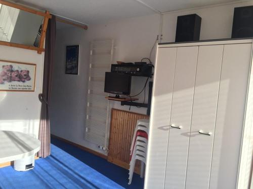 a room with a white cabinet and a television at Studio pour 4/5 pers. avec balcon, accès pistes, casier à skis, parking, résidence avec ascenseur - FR-1-602-43 in Arette