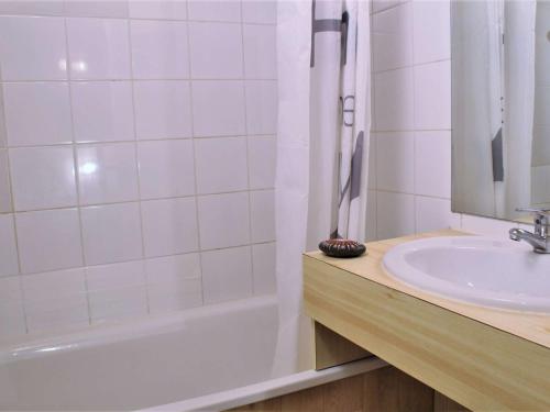 une salle de bain avec un lavabo, une baignoire et des toilettes dans l'établissement Studio cabine 6 pers à Risoul 1850, skis aux pieds, balcon sud, proche navette gratuite - FR-1-330-544, à Risoul