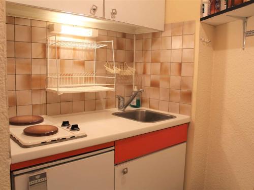 a small kitchen with a sink and a stove at Appartement Vars, 1 pièce, 4 personnes - FR-1-330B-189 in Vars