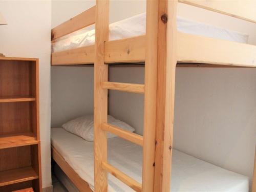 Ce lit superposé en bois se trouve dans un dortoir. dans l'établissement Studio cosy à Vars Les Claux, 4 couchages, balcon sud, au pied des pistes et proche commerces - FR-1-330B-191, à Vars