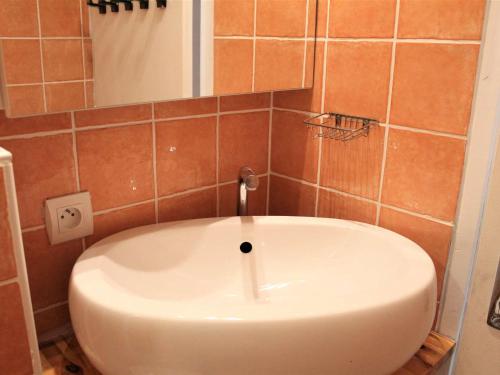 une salle de bain avec un lavabo blanc et un miroir dans l'établissement Studio cosy à Vars Les Claux, 4 couchages, balcon sud, au pied des pistes et proche commerces - FR-1-330B-191, à Vars