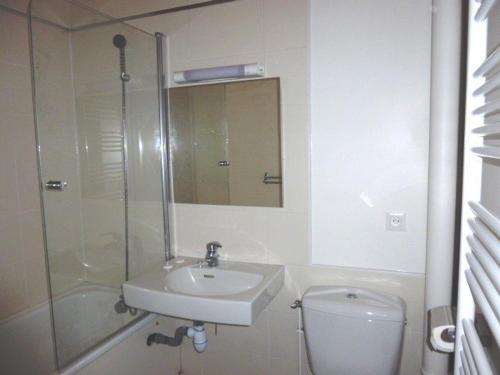 une salle de bain avec un lavabo, une douche et des toilettes dans l'établissement Studio au pied des pistes avec parking et casier à skis, Arette - FR-1-602-9, à Arette