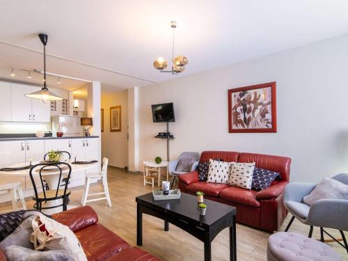 un salon avec un canapé et une table dans l'établissement Appartement 6 personnes, 2 chambres, proche pistes ski, Pla d'Adet - FR-1-296-360, à Saint-Lary-Soulan