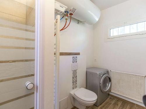 une petite salle de bain avec toilettes et douche dans l'établissement Appartement rénové 8 pers, terrasse, ski, wifi - FR-1-400-106, à Eaux-Bonnes