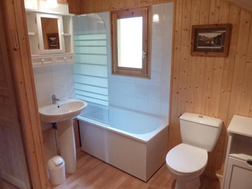 ein Badezimmer mit einer Badewanne, einem WC und einem Waschbecken in der Unterkunft Chalet Le Biot, 6 pièces, 8 personnes - FR-1-573-52 in Le Biot