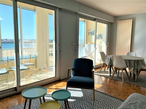 - un salon avec une table et une vue sur l'océan dans l'établissement Quiberon - T2 50m² face mer, parking, animaux admis - FR-1-478-197, à Quiberon
