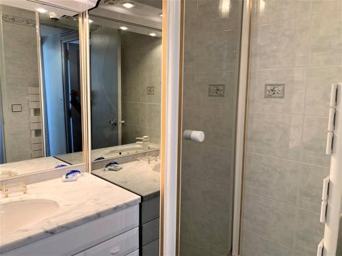 une salle de bain avec une douche, un lavabo et un miroir dans l'établissement Quiberon - T2 50m² face mer, parking, animaux admis - FR-1-478-197, à Quiberon