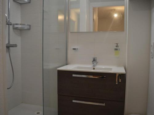 une salle de bain avec un lavabo et une douche en verre dans l'établissement Appart 2P/6 Pers avec Piscine et Parking à Saint-Cyprien - FR-1-225D-106, à Saint-Cyprien