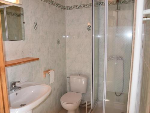 une salle de bain avec une douche, des toilettes et un lavabo dans l'établissement Chalet de Luxe 6 Chambres, Proche Pistes avec WiFi, Babyfoot et Cheminée - FR-1-266-184, à Montgenèvre