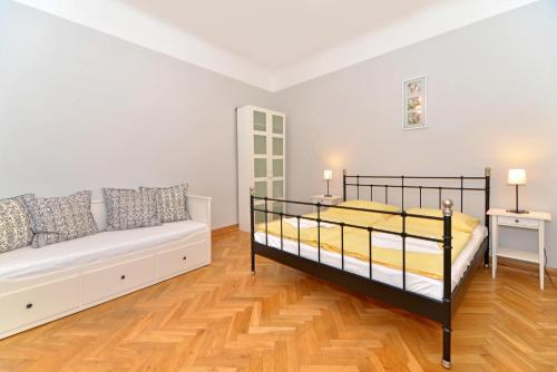 Postel nebo postele na pokoji v ubytování Historic Centre Apartments IV