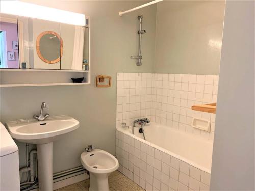 une salle de bain blanche avec un lavabo et des toilettes dans l'établissement Appartement 2 pièces à Quiberon - 56m², proche plage, balcon avec aperçu mer, parking inclus - FR-1-478-195, à Quiberon