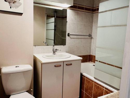 y baño con aseo, lavabo y bañera. en Appartement Cambo-les-Bains, 2 pièces, 2 personnes - FR-1-495-102, en Cambo-les-Bains