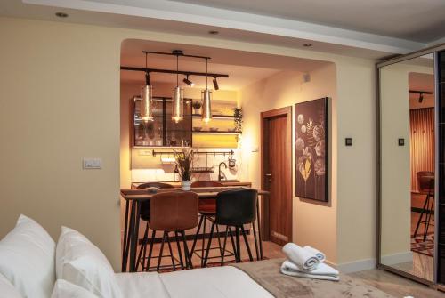 una cucina con un tavolo e sedie in una stanza di N10 Apartment a Belgrado