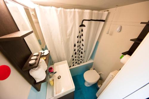 un piccolo bagno con doccia e servizi igienici di Startupper's Pad in real Athenian neighbourhood ad Atene