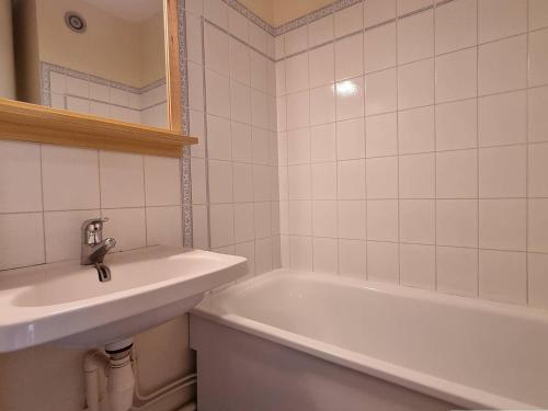 une salle de bain avec un lavabo et une baignoire et un lavabo dans l'établissement Appartement cosy proche des pistes avec parking et Wifi - FR-1-525-182, à Saint-Étienne-en-Dévoluy