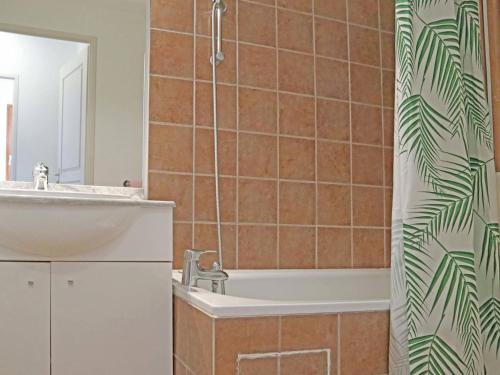 une salle de bain avec une baignoire, un lavabo et une douche dans l'établissement Les Orres 1800: Appart 3 pièces, Piscine, WiFi, Animaux admis - FR-1-322-431, aux Orres