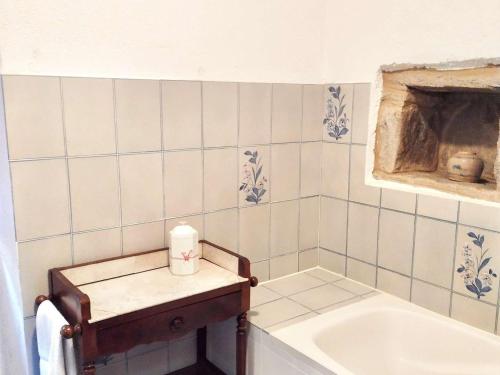 La salle de bains est pourvue d'une baignoire, d'un lavabo et d'une bougie. dans l'établissement Villa Piedicorte-Di-Gaggio, 4 pièces, 6 personnes - FR-1-61-556, à Sortipiani
