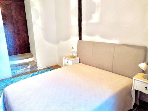 - une chambre avec un lit blanc et une fenêtre dans l'établissement Villa Piedicorte-Di-Gaggio, 4 pièces, 6 personnes - FR-1-61-556, à Sortipiani