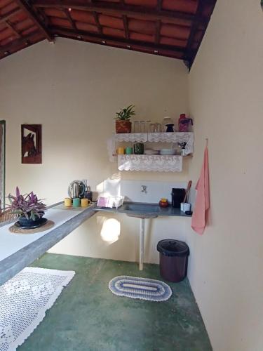 una habitación con una mesa en la esquina de una habitación en Fazenda Hotel Serra da Copioba, en Sobradinho