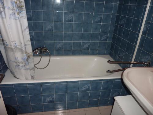 Koupelna v ubytování Studio avec accès piscine collective à louer à St Jean d'Aulps - FR-1-573-37