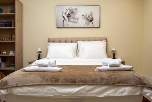 una camera da letto con un grande letto con due cuscini di N10 Apartment a Belgrado