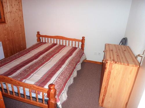 Tempat tidur dalam kamar di Appartement Le Biot, 2 pièces, 6 personnes - FR-1-573-43