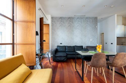 SevilleBnB Group- Cathedral Apartment, 2nd Floor