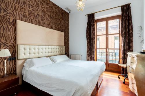 SevilleBnB Group- Cathedral Apartment, 2nd Floor