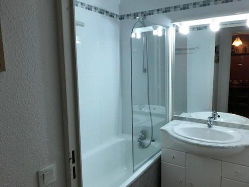une salle de bain blanche avec un lavabo et une douche dans l'établissement Charmant T2, 4 pers., parking, piscine couverte, salle de fitness, proche pistes et centre station - FR-1-404-329, à La Mongie