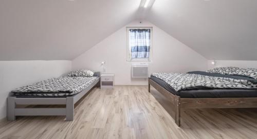 sypialnia z 2 łóżkami i oknem w obiekcie Domki w Górach Stołowych w Kudowie Zdroju