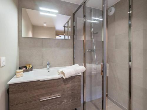ein Badezimmer mit Dusche, Waschbecken und Spiegel in der Unterkunft Duplex 4 pièces avec balcon et parking, 6 pers. - Les Avanchers-Valmorel - FR-1-291-872 in Valmorel