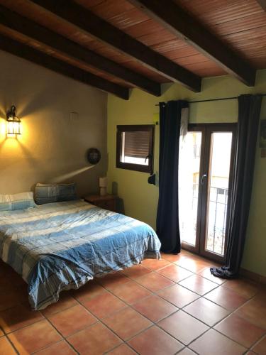 1 dormitorio con cama y ventana grande en Casa Les Olives - Adults Only, en Benichembla